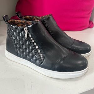 Steve Madden leather sneaker size 5